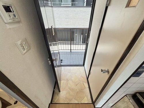 若草マンションの玄関