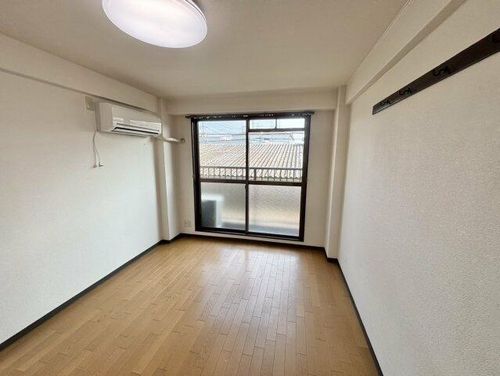 若草マンションの居間