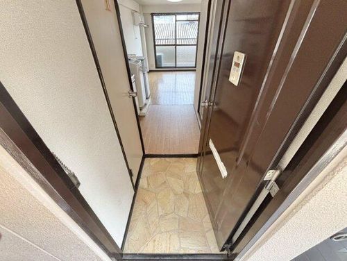 若草マンションの玄関