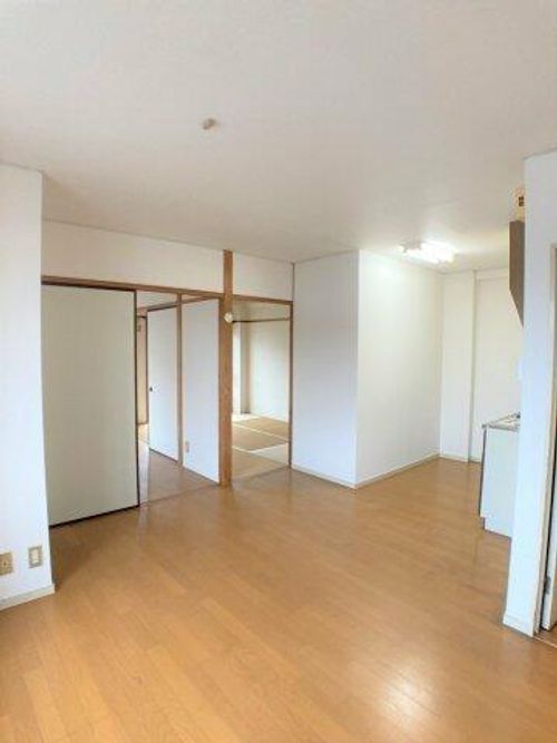 ハイツ瑠紫庵202の居間