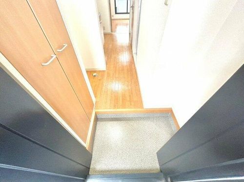 プランドール春日丘の玄関