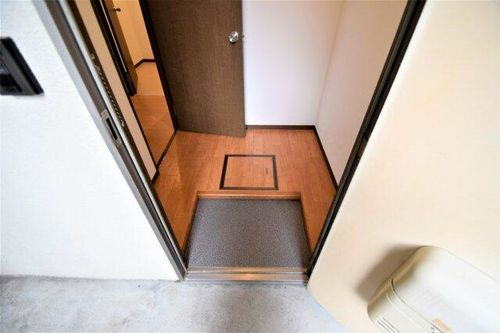 コスモハイツ内本の玄関