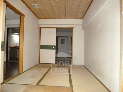 双葉ビルの居間