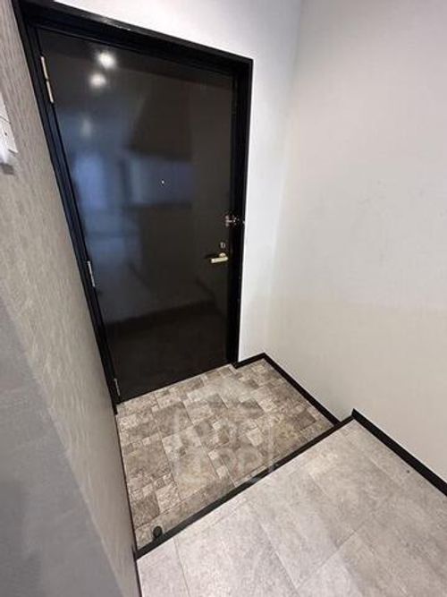 クローバーMオザキ A棟の玄関
