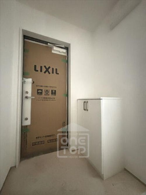 エテルナコート総持寺の玄関