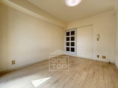 ホワイティ18の居間