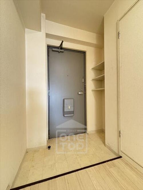 ホワイティ18の玄関