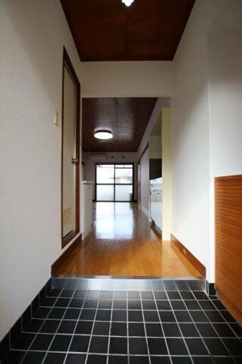 半田マンションの玄関