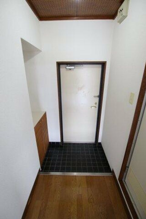 半田マンションの玄関