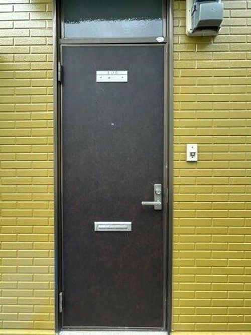ファミリー秋105の玄関
