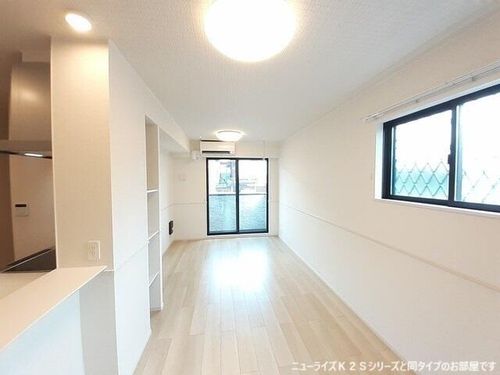 ヒカルサ大津唐崎Ⅰの居間