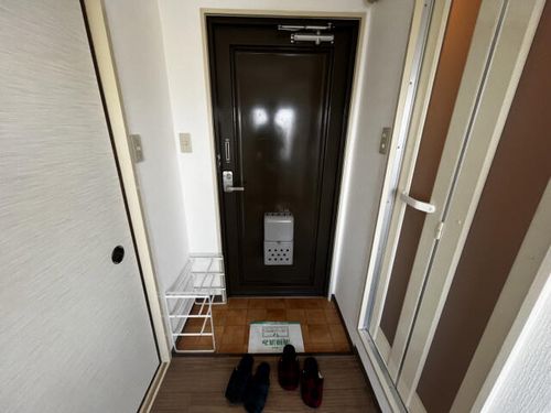 カールハイツ寝屋川2403の玄関