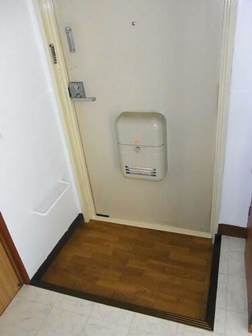 錦ビルの玄関