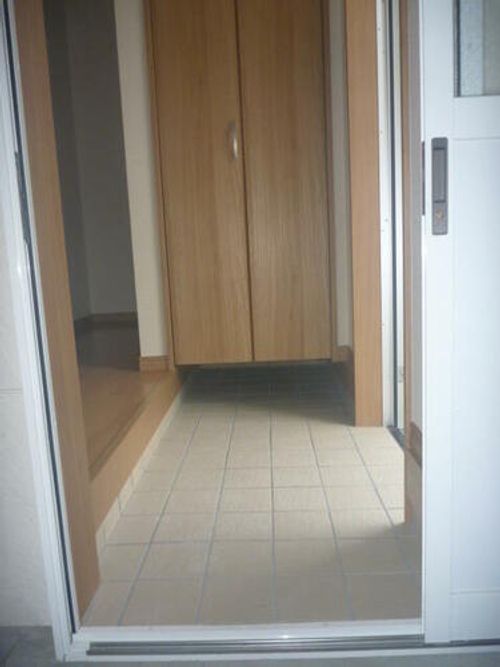 ガレージハウス中島Bの玄関