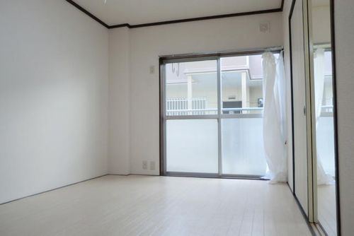 栄東ハイツの居間