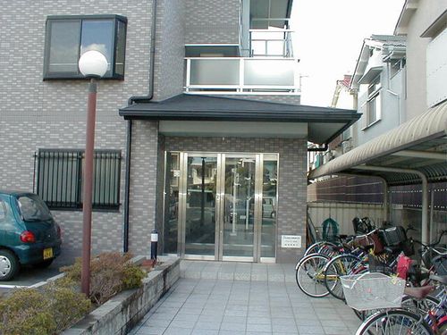 グレース羽衣302の玄関