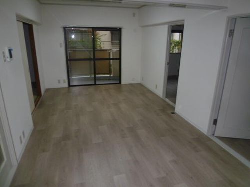 大阪府箕面市瀬川1丁目(マンション)の賃貸物件の居間