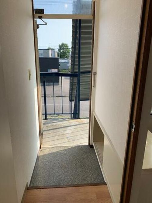 オリス滝川201の玄関