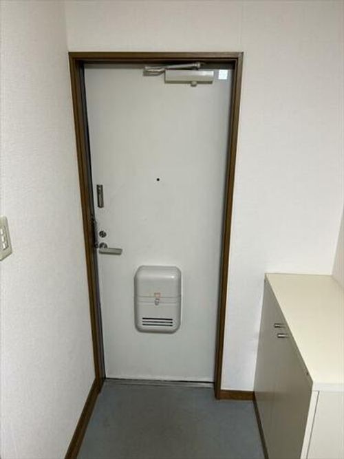 フローラハイツの玄関