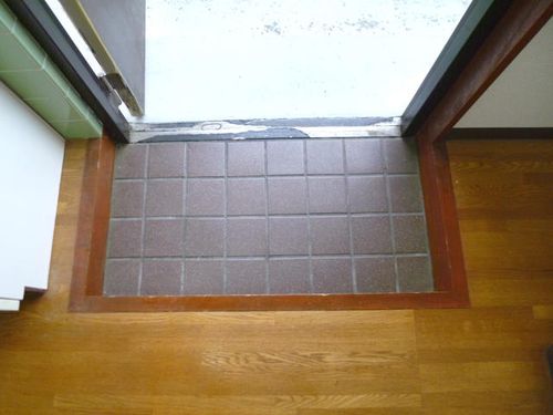 酒谷ハイツの玄関