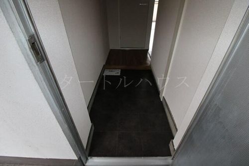 大阪府大東市御供田4丁目(マンション)の賃貸物件の玄関