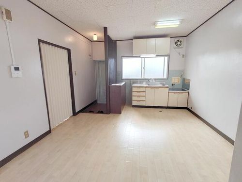 ローズ名草の居間