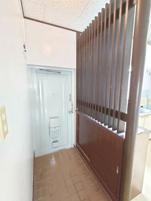 ローズ名草の玄関