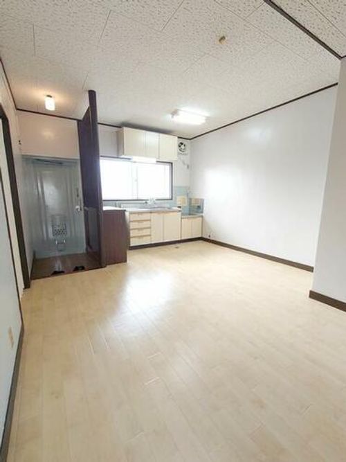 ローズ名草の居間