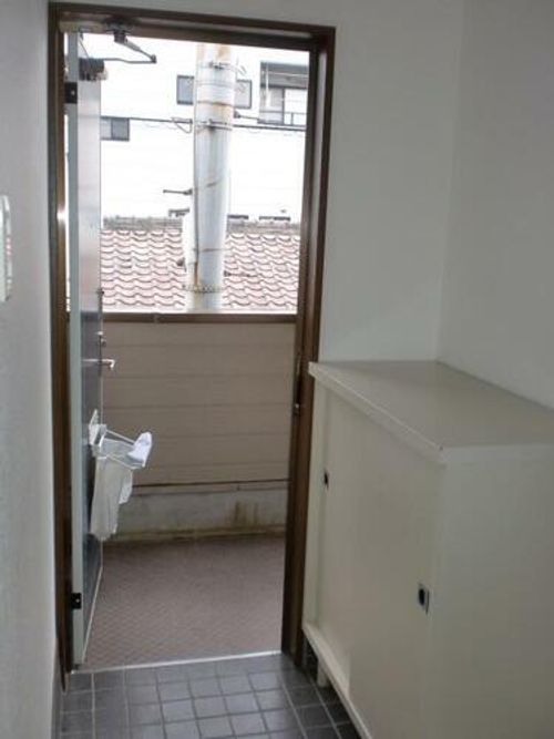 八木ハイツの玄関