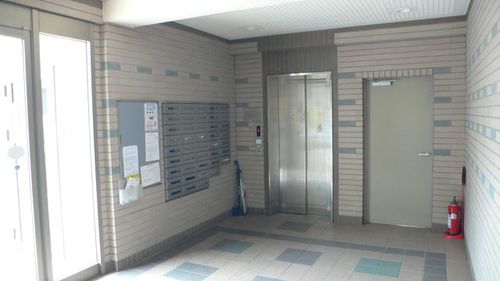 エース参番館の玄関