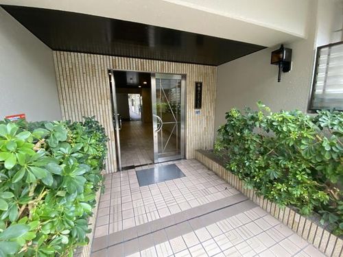 緑地エレガンス2号館の玄関