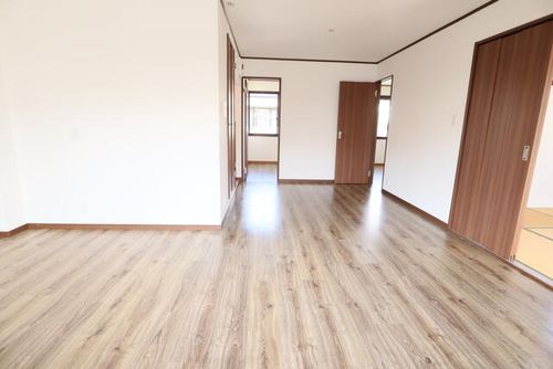 グランリーフ幸神Bの居間