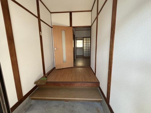 奈良県北葛城郡広陵町大字平尾(テラスハウス)の賃貸物件の玄関