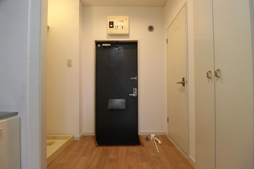 パレス若園103の玄関
