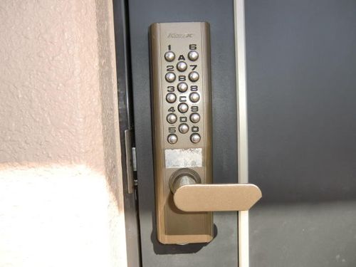 メゾン愛荘の玄関