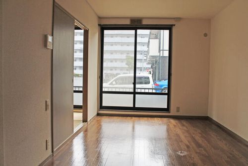 ウィンディア穴生202の居間