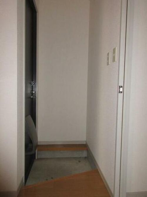 ひまわりハイツ102の玄関