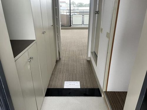 ホイットニー武庫川の玄関