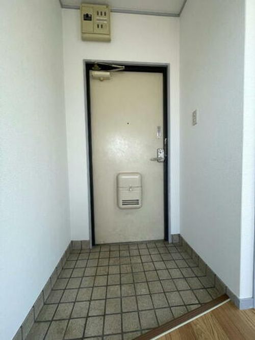 南町マンション301の玄関