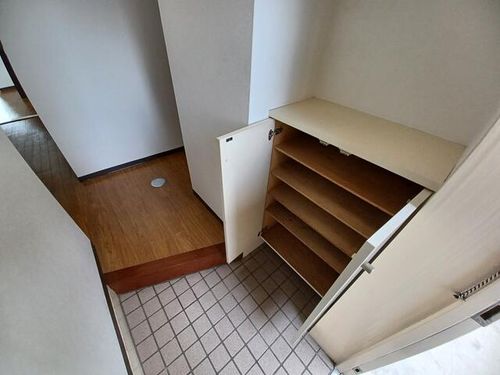 サンシティ千代田B棟207の玄関