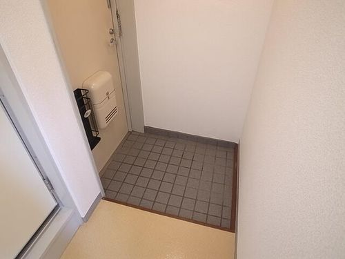 グランドハイツ福住209の玄関