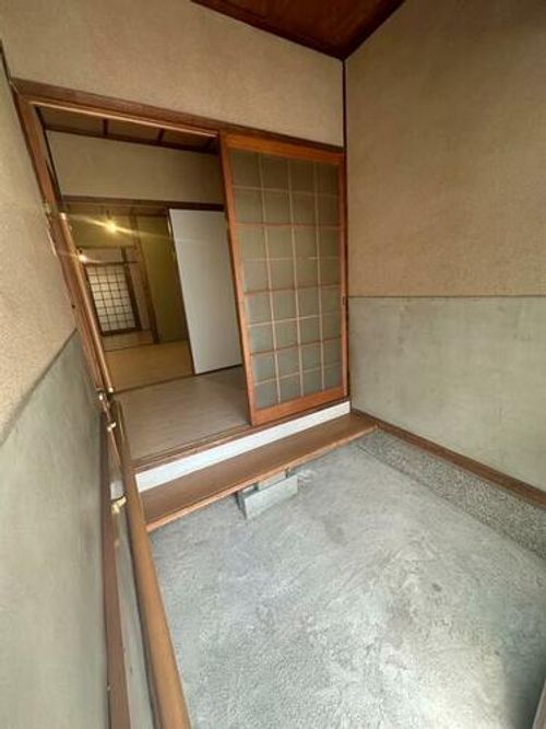大阪府大東市灰塚6丁目(テラスハウス)の賃貸物件の玄関