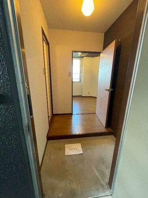 オアシス八幡B棟207の玄関