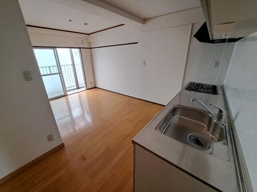 丸新ビルの居間