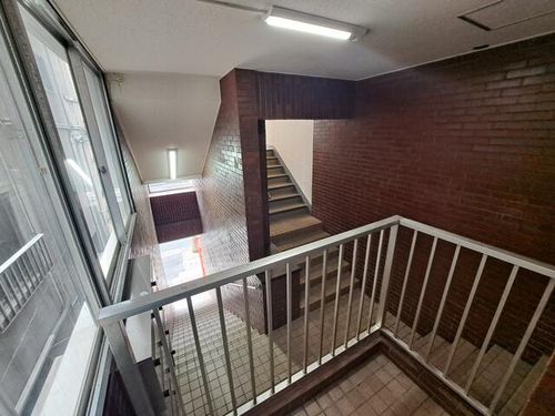 丸新ビルの玄関