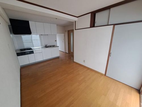 丸新ビルの居間