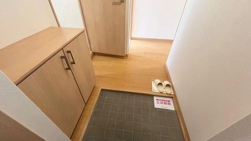 兵庫県丹波篠山市吹上(マンション)の賃貸物件の玄関