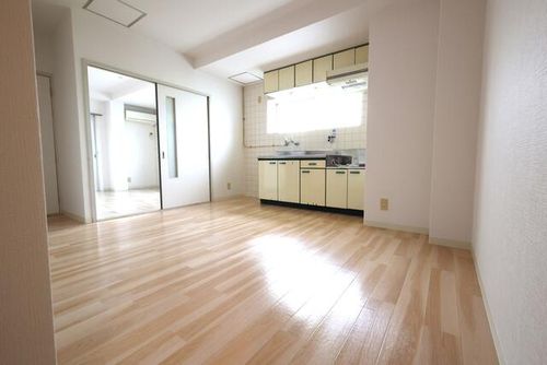 京阪本線牧野駅11分 京阪バス1分 端部屋 日あたり良好の居間