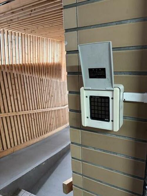 豊ビル501の玄関