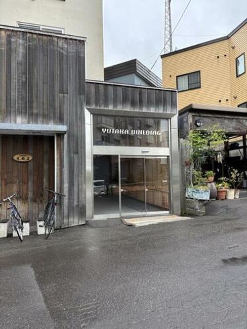 豊ビル501の玄関